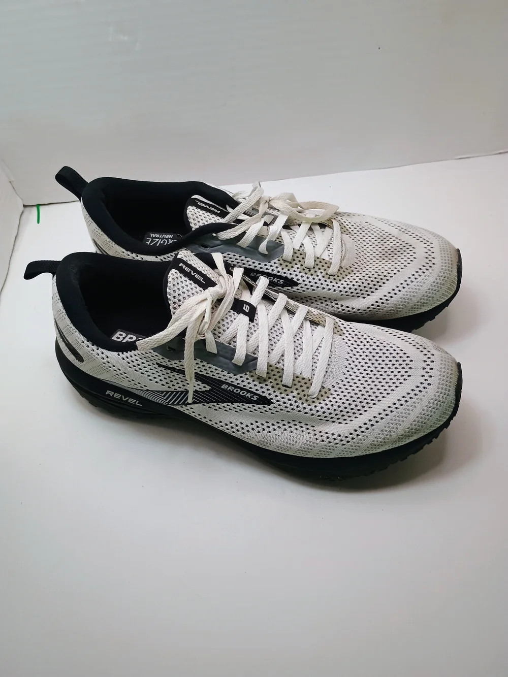 Brooks Revel 6 White Black Gray Athletic Running Shoe Sneakers 1203861B121 Sz 11